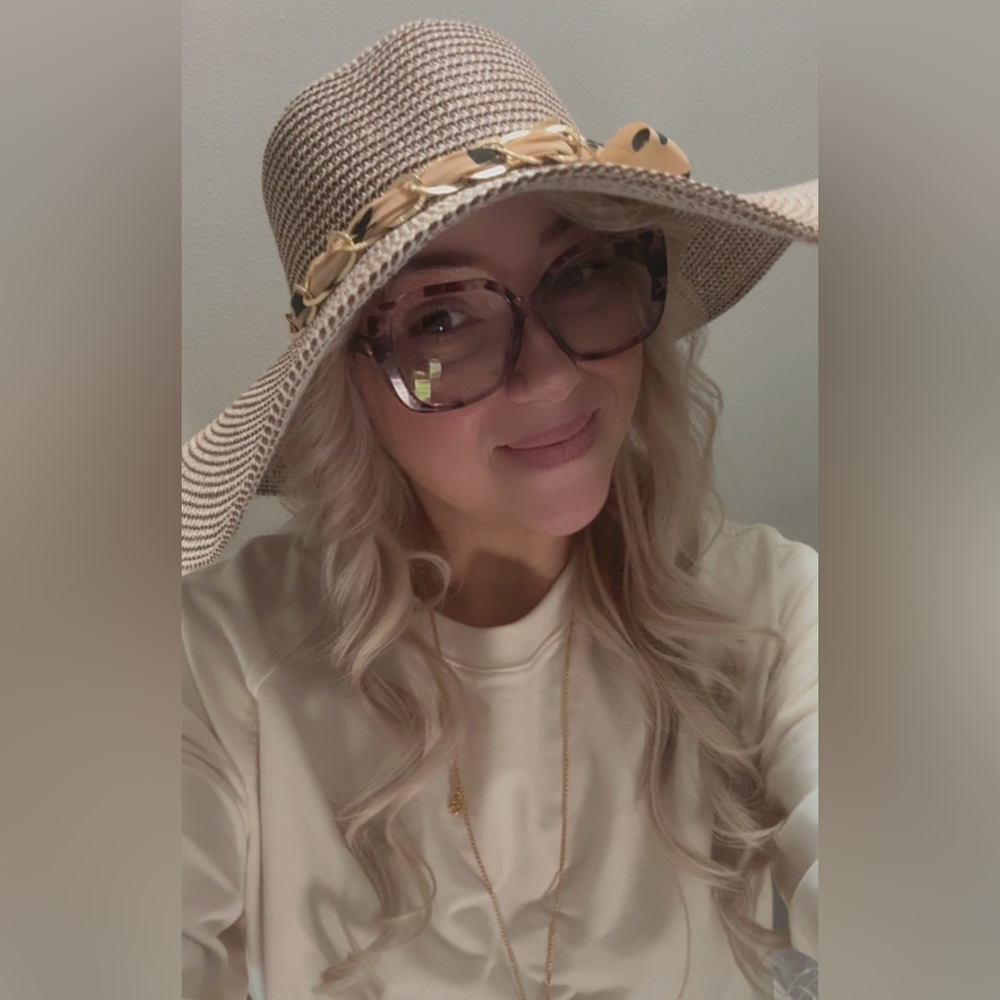 Wide-Brim Straw Sun Hat in Natural with Gold Chain and twilky Accent; NWOT